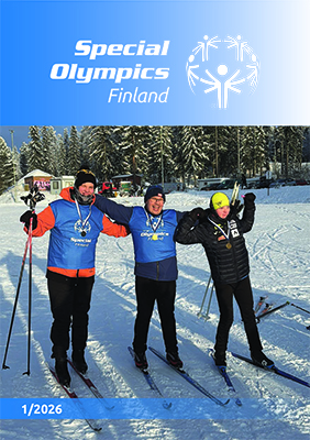 Lehden 1/2026 kansikuva: kolme mieshiihtäjää tuulettamassa ladulla Special Olympics -kisaliiveissä mitalit kaulassaan.